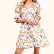 Vestido babydoll con mangas campesinas fruncidas y estampado floral