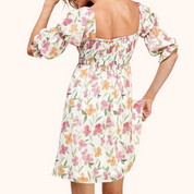 Vestido babydoll con mangas campesinas fruncidas y estampado floral