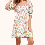 Vestido babydoll con mangas campesinas fruncidas y estampado floral